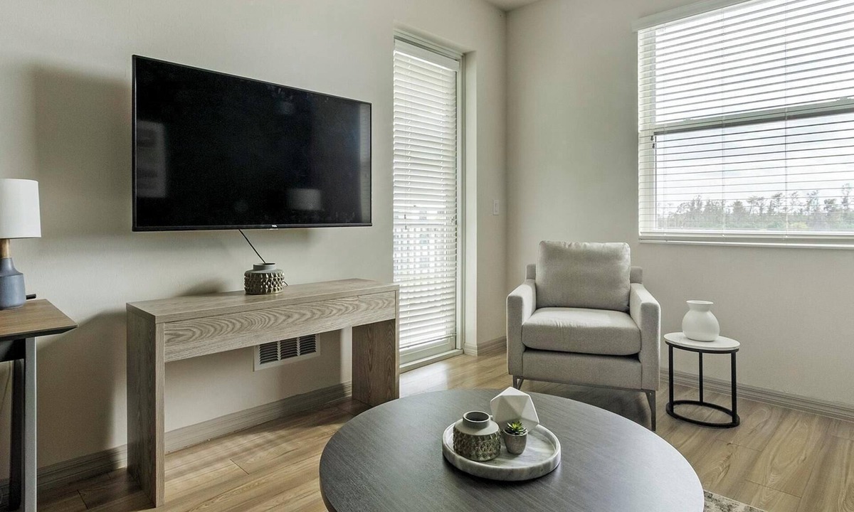 Eastwood Village Apartment | Landing | Stunning 2BD, Pool, Gym