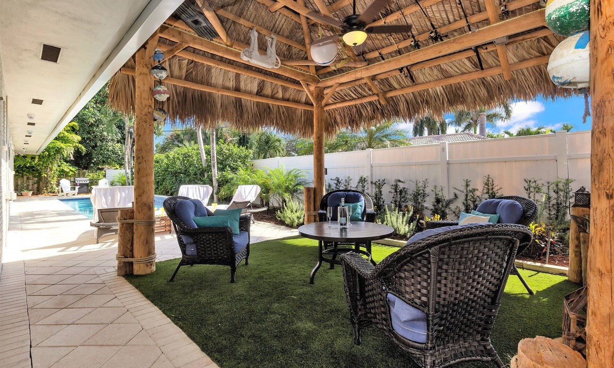 Santa Barbara Estates House | Large 4/3House - 7MIN WALK 2 BEACH!-Tiki, Heated Pool & Bikes Included