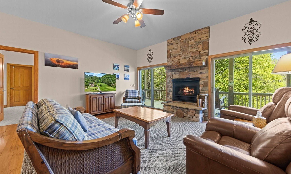 Whittier Condo | Large Mountain Condo in Gated Golf Resort, Washer & Dryer, Golf Course View!