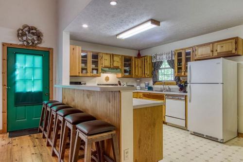 Wears Valley Ski Chalet | Laurel Cottage, 560 FREE tickets each paid day, Hot Tub, Pool Table!