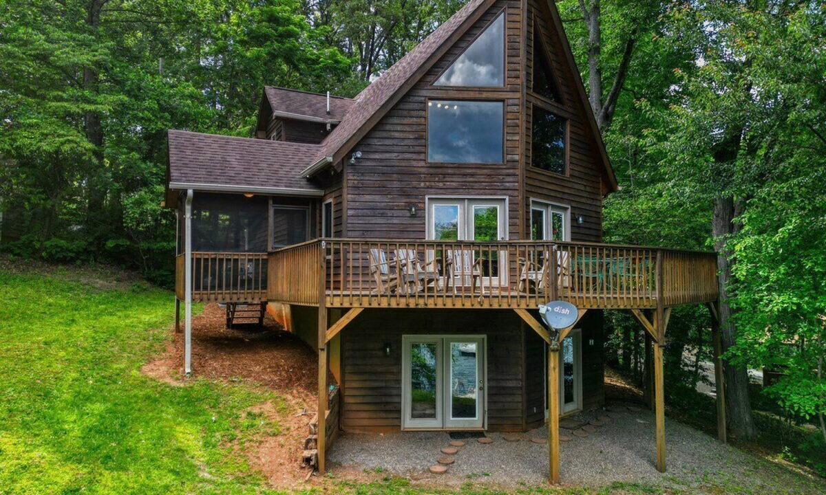 Hayesville Cabin | LAZY DAYZ - Lakefront - Deep Water Dock