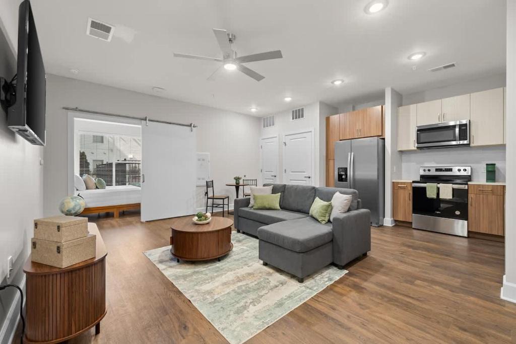 The Gulch Apartment | Light-filled retreat near broadway & pool