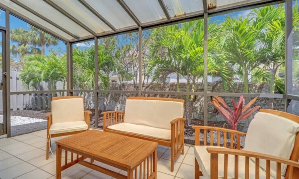 Pelican Bay House | Location! 3 bd/3ba near Mercato/VanderbiltBeach.