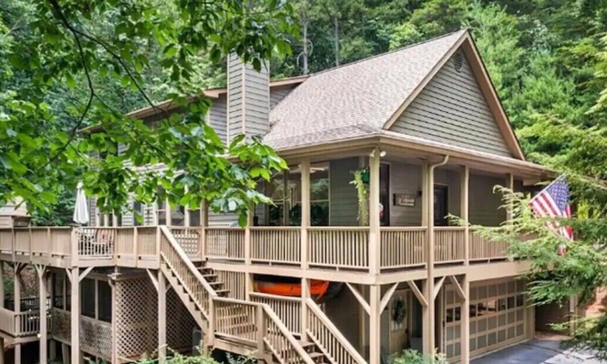 Big Canoe House | Location & Southern Charm in Big Canoe with tons of room.