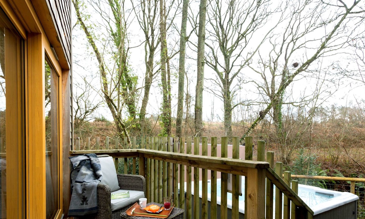 Corfe Castle Cottage | LODGE 13, pet friendly, with hot tub in Corfe Castle