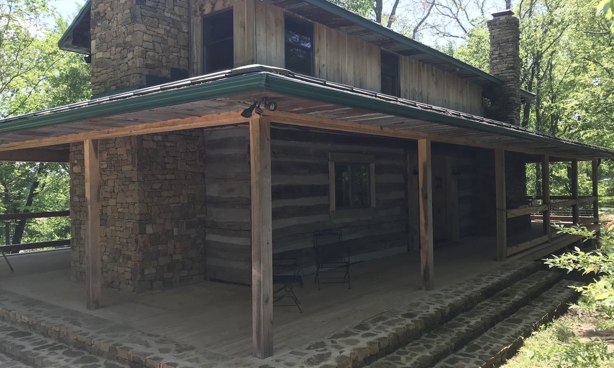 Bowling Green House | Log Cabin Overlooking the River - 1 Mile from Beech Bend Raceway