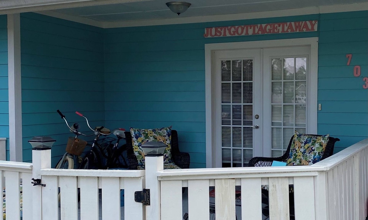 Sleepy Hollow Cottage | Looking to Just Get Away? Cute Cottage with Pool. Close to the Beach!