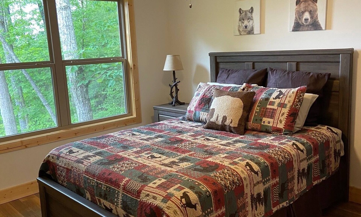 Unaka Cabin | Lookout Lodge 4-BR pet friendly cabin in Murphy with beautiful mountain views!