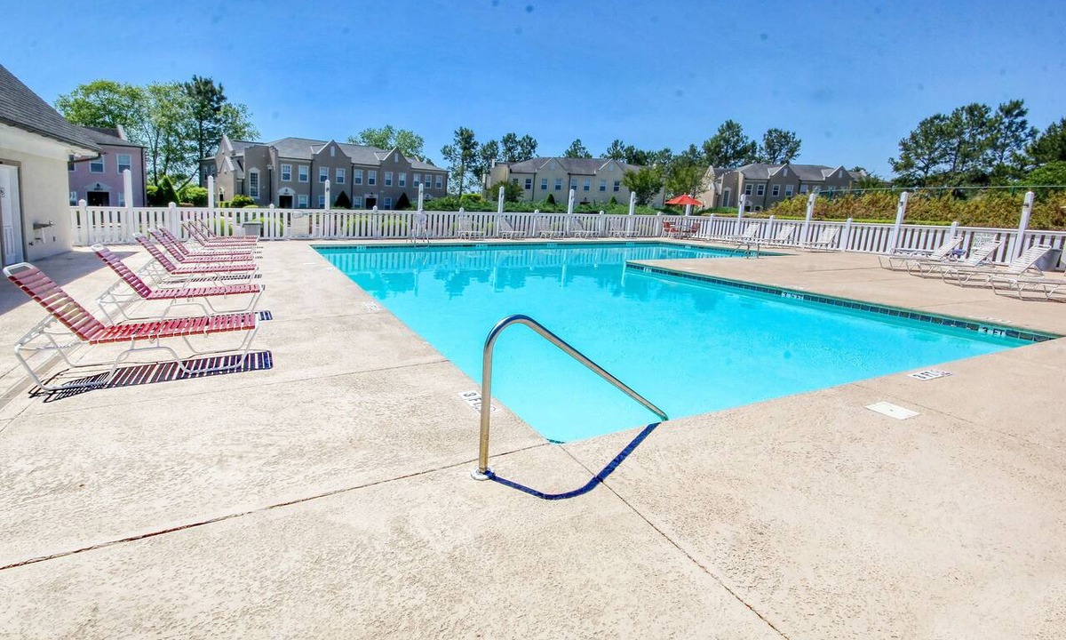 Red Hill Condo | Lovely condo with screened-in porch, WiFi, W/D, shared pool & hot tub