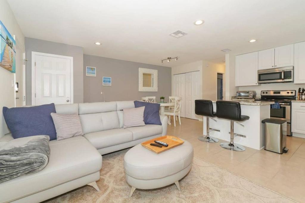 South Sarasota House | Lovely Cottage - Close to Siesta, Shops & Dining