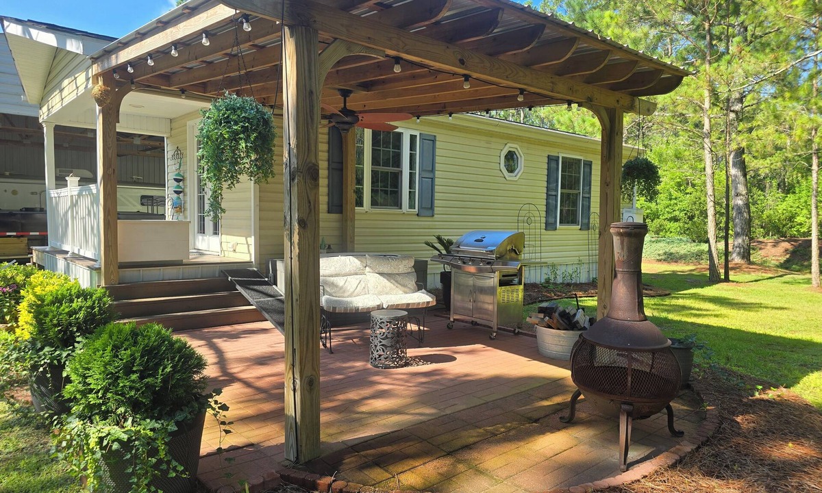 Burgaw Cottage | Lovely cottage on Horse Farm 25 MILES to Beach with AC in charming Burgaw