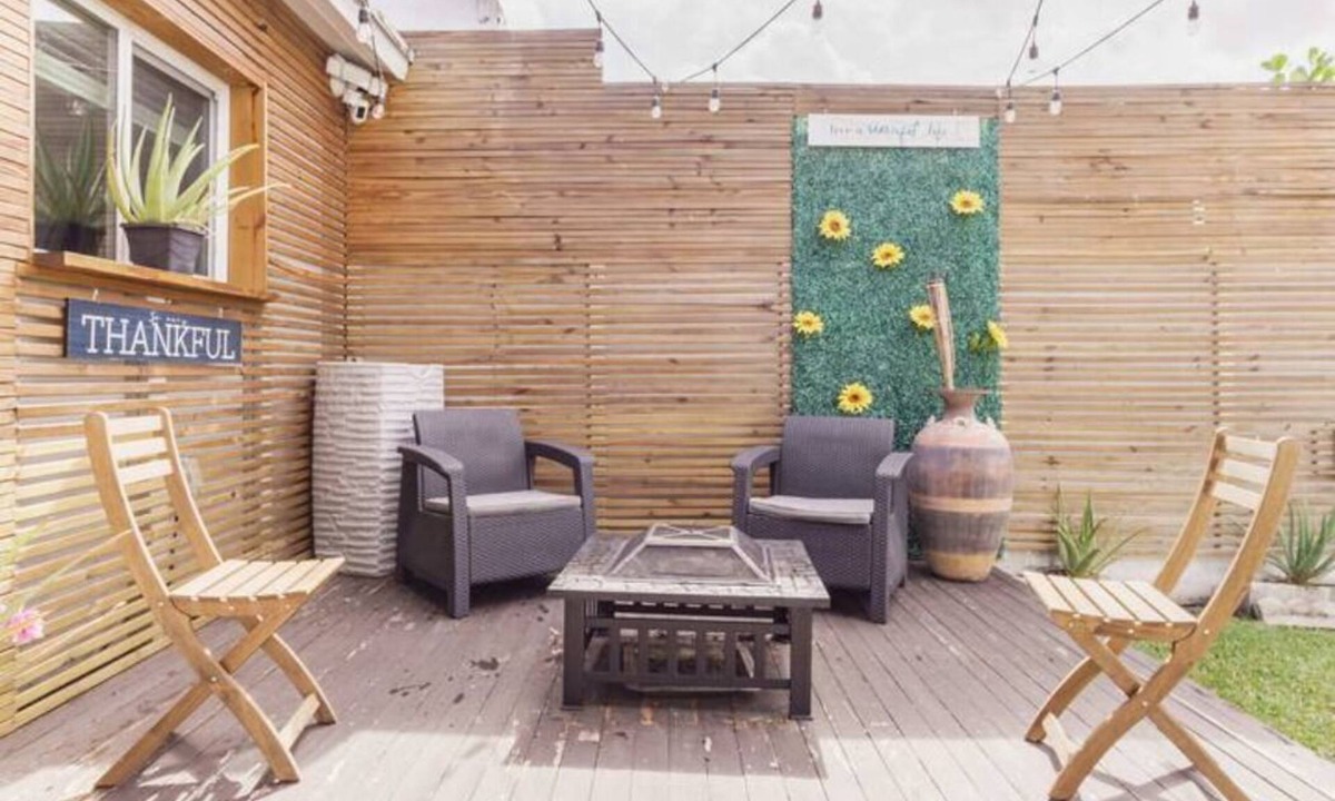 Kendale Lakes House | Lovely & Modern Canal-Side Townhouse with Pool!