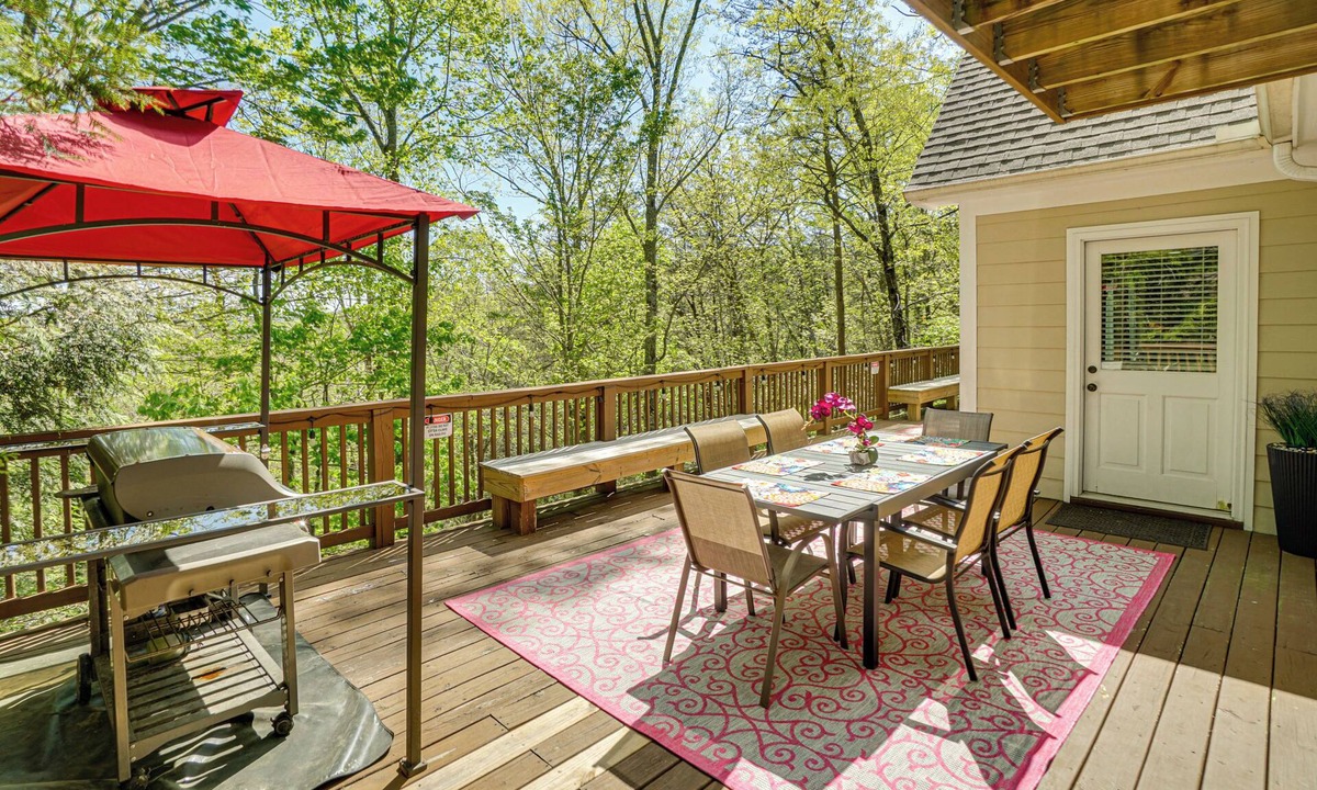 Helen House | Luxe Helen Gem w/Hot Tub + Pool Access