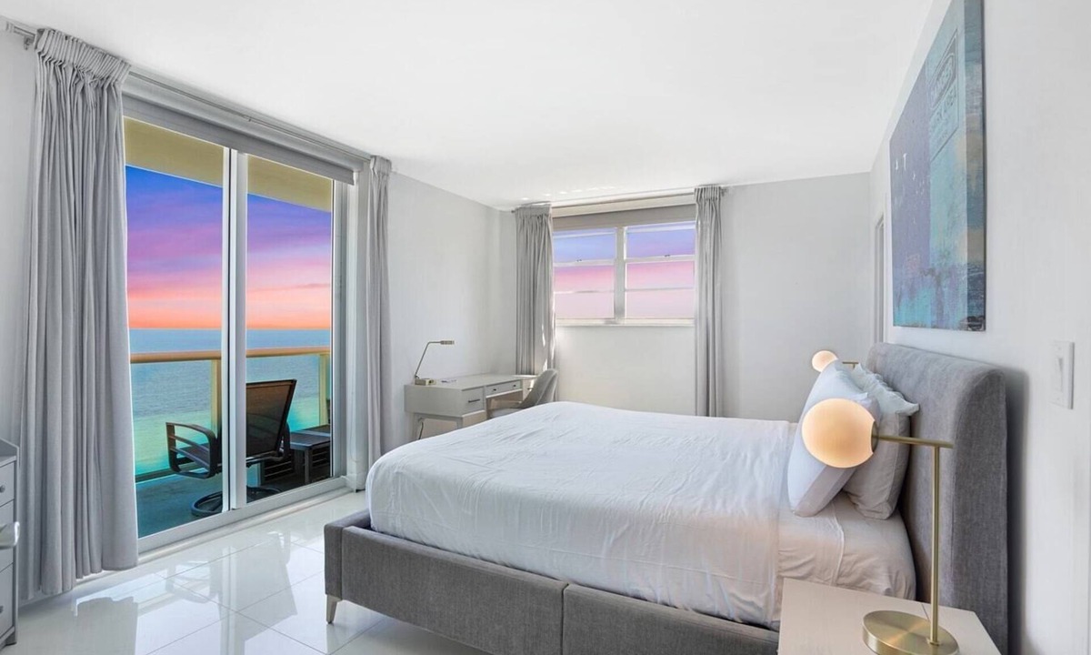 Hollywood South Central Beach Condo | Luxurious 2 bedroom/Full Ocean View Tides-CS56