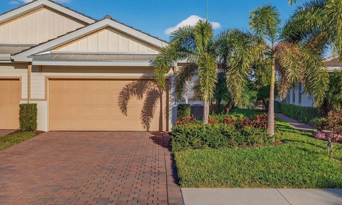 Naples Villa | Luxurious 2+ BR villa:highly sought after Naples Reserve for annual & seasonal
