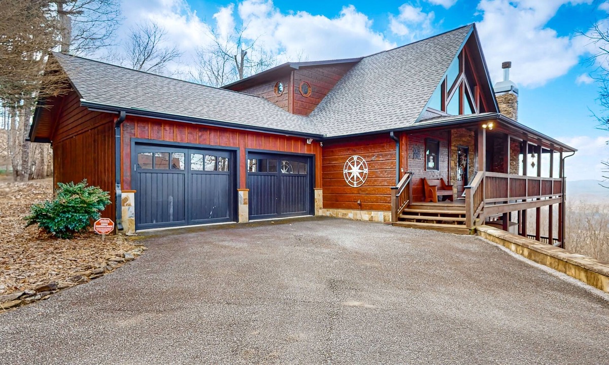 Mineral Bluff House | Luxurious cabin with breathtaking mountain views and multiple outdoor fireplaces