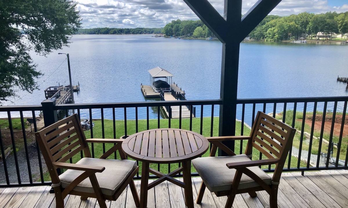 Southmont House | Luxurious Lakehouse retreat with 5 BR, 3.5 Bath, fire pit, dock and boat ramp