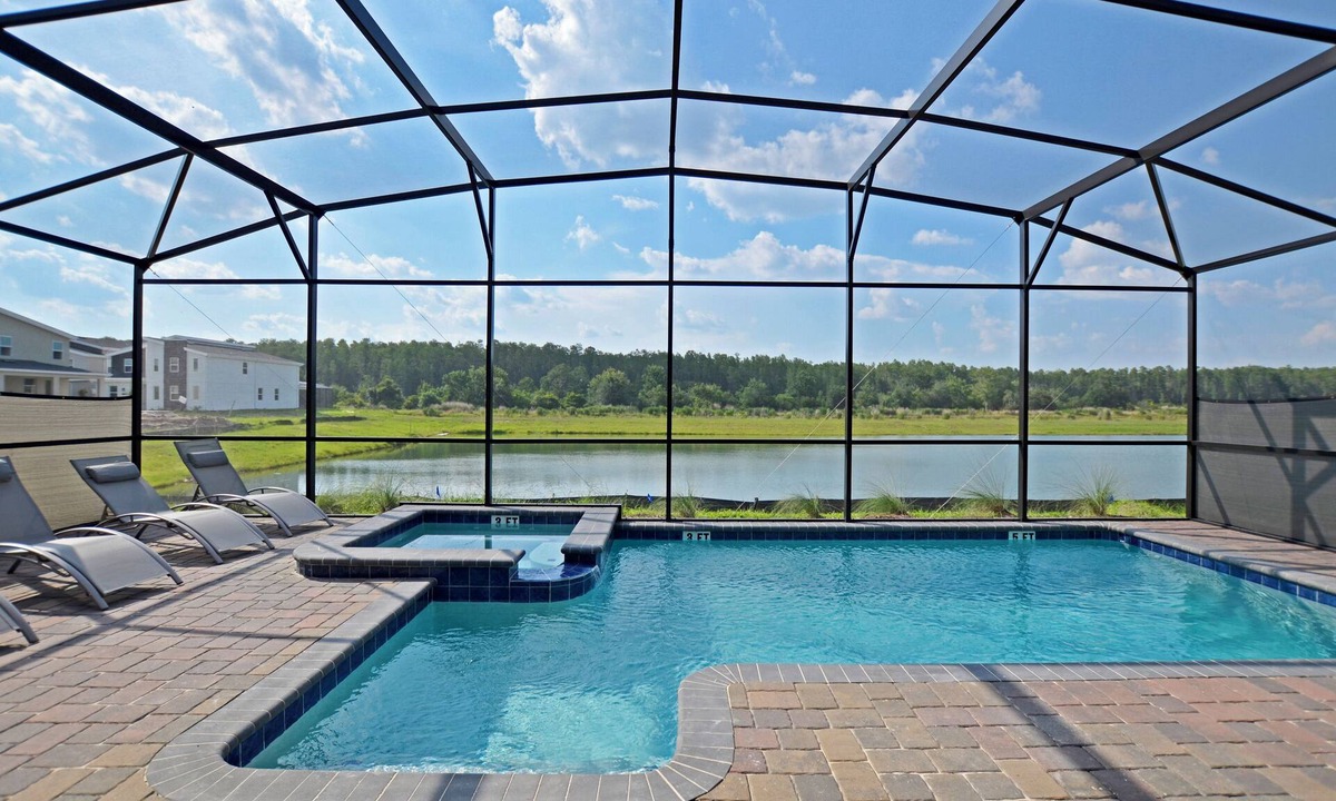 Kissimmee House | Luxurious Modern 9 Bed Pool Home w/2 Masters, 5 Kings Amazing Games Rm Lake View. Nr Theme Parks
