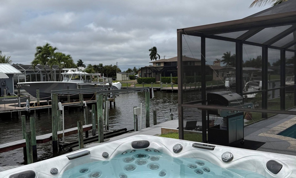 Caloosahatchee House | Luxurious waterfront Cape Coral Oasis