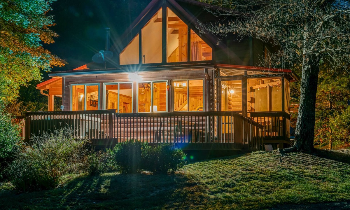 Vein Mountain Cabin | Luxury Cabin 45 Min to Asheville |Hot Tub|Fire pit