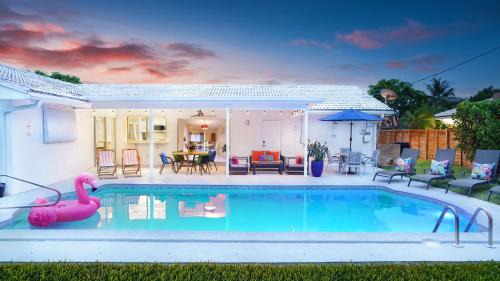 North Palm Beach House | Luxury Home | Heated Pool Walk to BEACH BBQ EV Fast WIFI Golf Simulator
