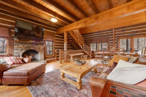 Franklin House | Luxury Mountain Retreat w/Hot Tub in Franklin!