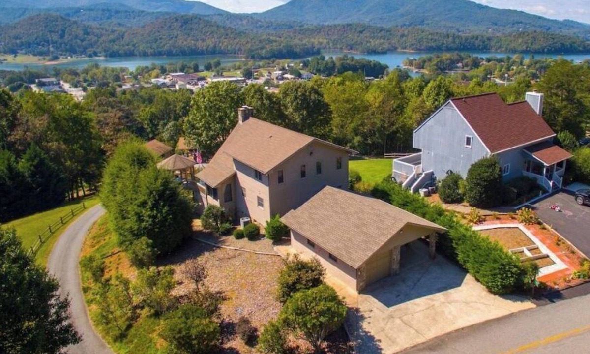 Hiawassee House | Luxury Mountaintop Views with Hot Tub - 1 min to town
