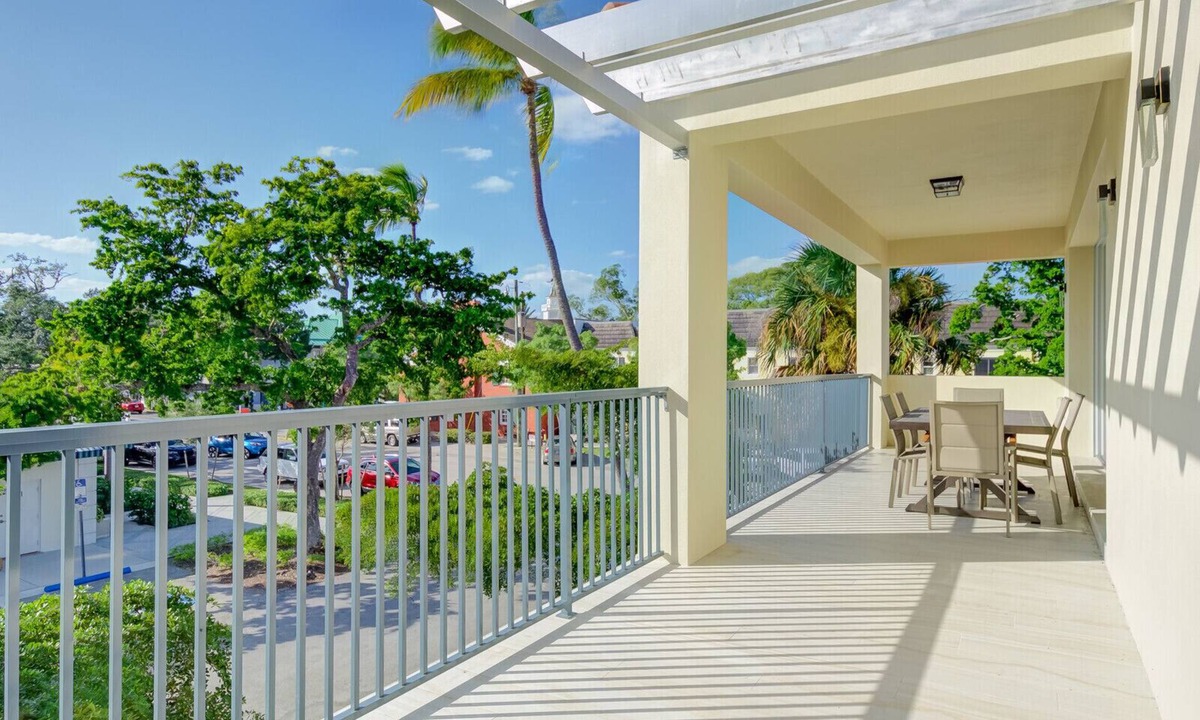 Old Naples Condo | Luxury Naples Apartment | Walk to Beach & Pier