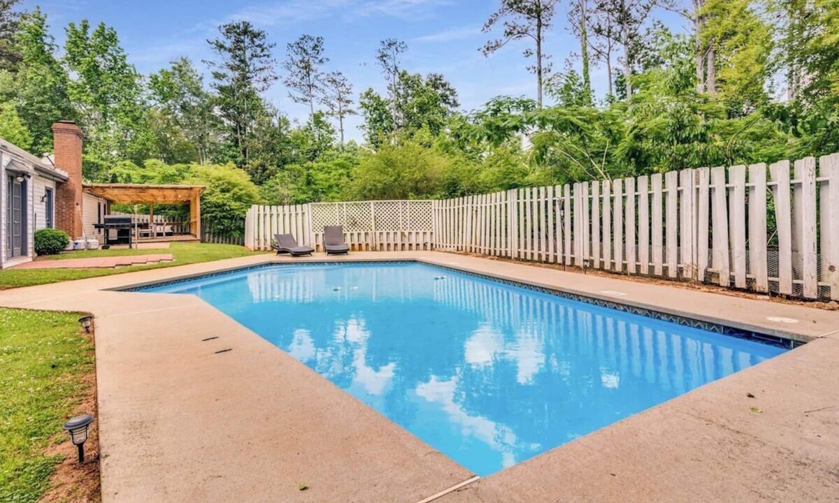 Conyers House | Luxury Poolside 4BR Sanctuary, Sleeps 8