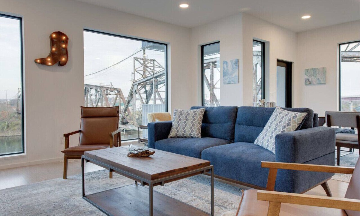 North Capitol Apartment | Luxury Riverfront 3BR | Walk to Nissan Stadium & Broadway | Private Garage