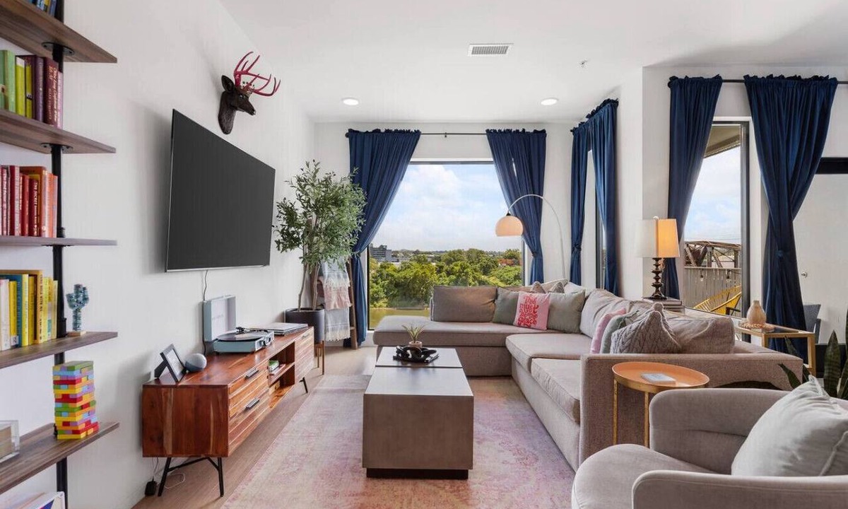 North Capitol Condo | Luxury Riverview - Walk to Broadway - With Garage and Patio