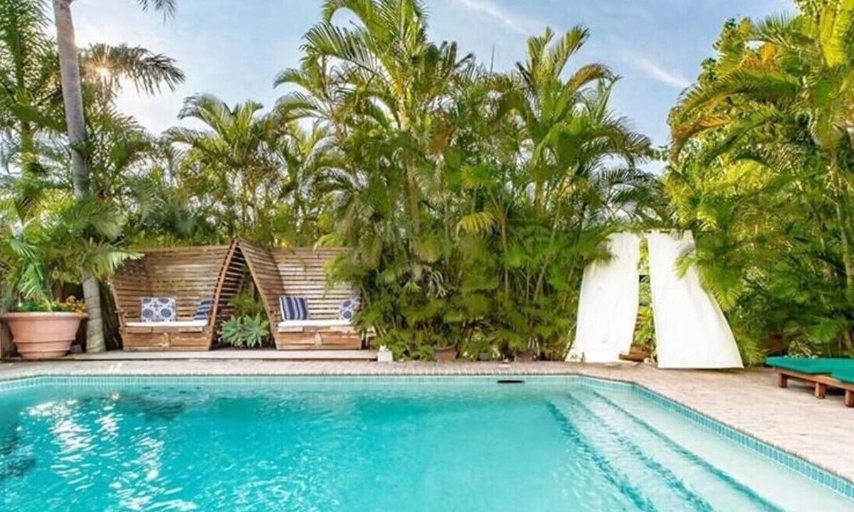 Hendricks and Venice Isles House | Luxury Waterfront bungalow off Las Olas with private pool and 50 foot dock