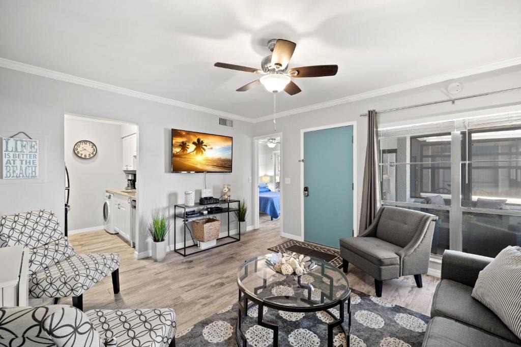 Madeira Beach Apartment | Madeira Beach Yacht Club 155B, 1 Bedroom, Sleeps 4, Heated Pool, Sauna, Pier