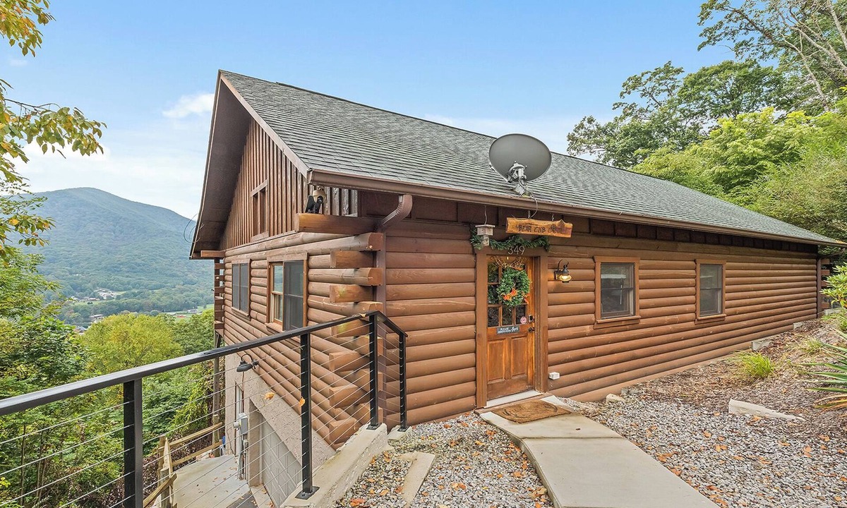 Maggie Valley Cabin | MAGGIE FAVORITE 3/3 FAMILY LOG CABIN with GREAT VIEWS, LARGE GAME ROOM & HOT TUB