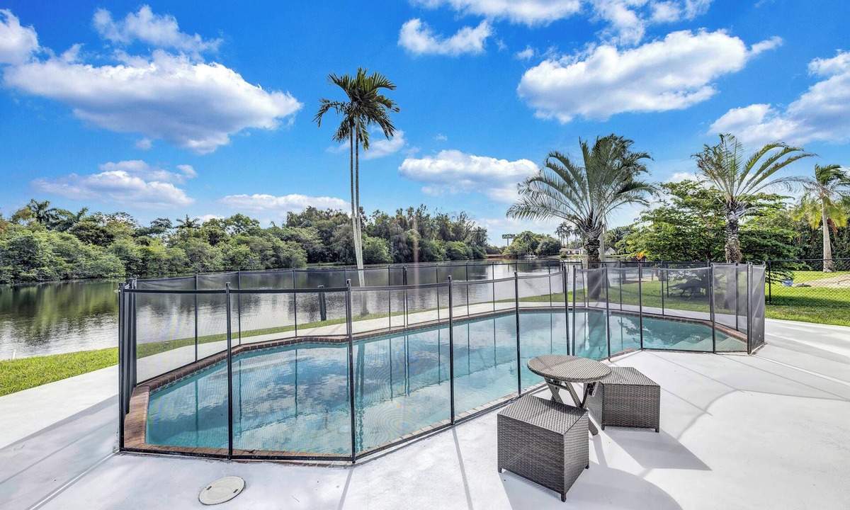 North Central Hollywood House | Magical Lakefront Pool Home close to Beach Hard Rock Guitar Hotel Airport