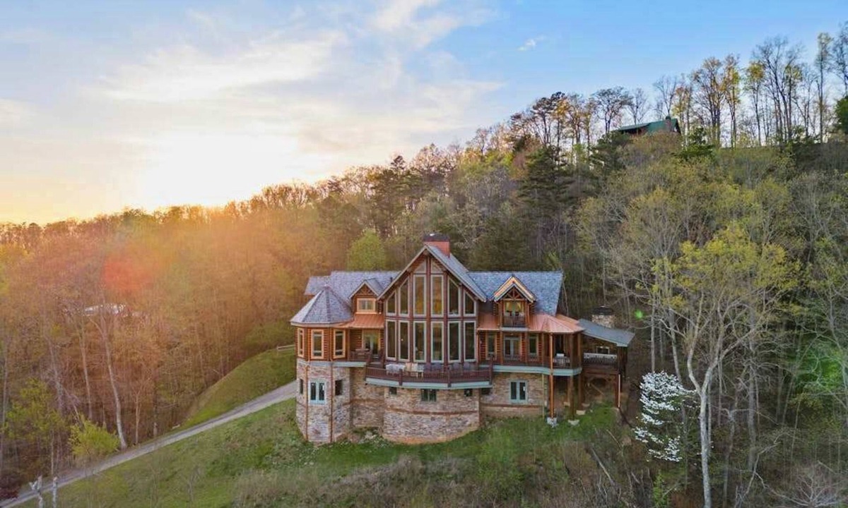 Morganton House | Majestic Lodge Retreat