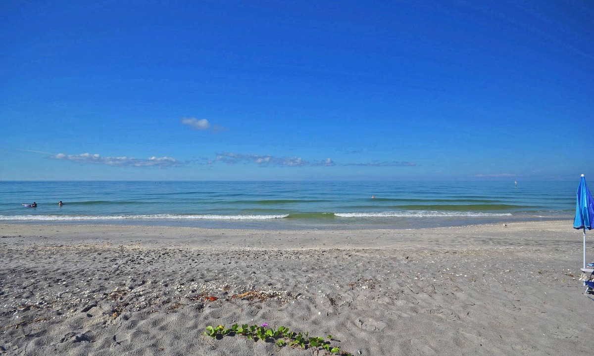 Englewood Cottage | Manasota Beachfront Retreat 3