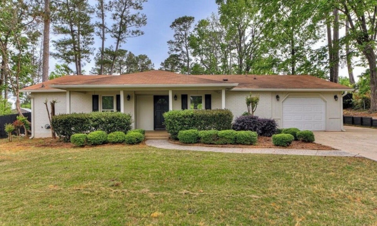 Martinez House | Masters Getaway - Less than 10 minutes from ANGC - Sleeps 8 - Pool + Outdoor TV