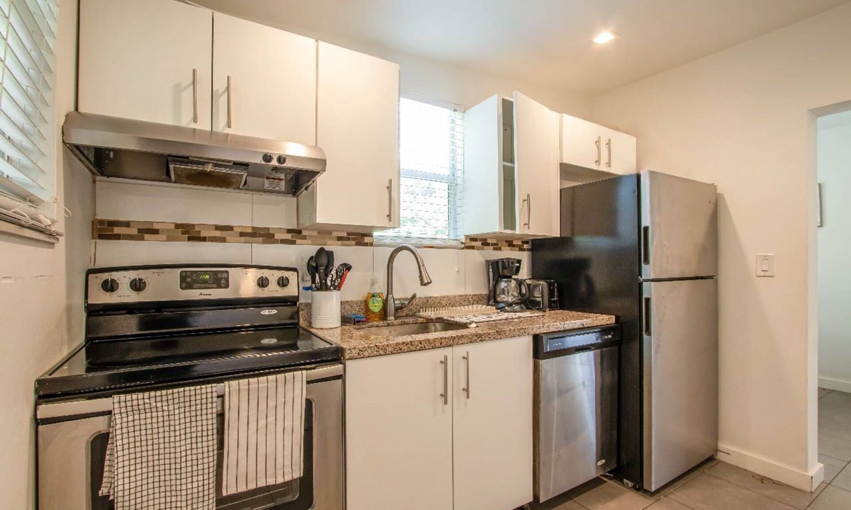 Northeast Miami House | Miami Design District 4 Bedroom 3.5 Baths House Free Gated Parking