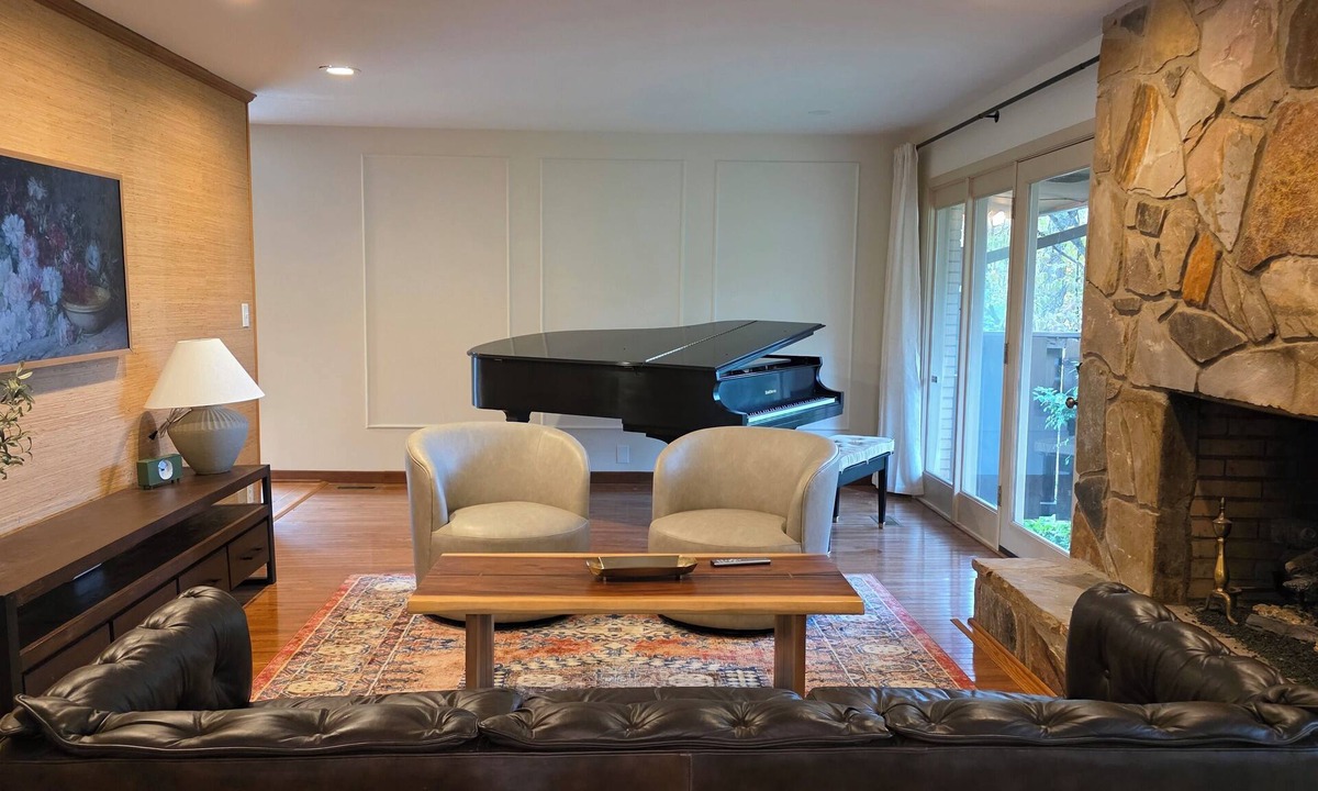 Alcoa House | Mid-Mod Retreat - Patio + Creek - 5 Min to TYS