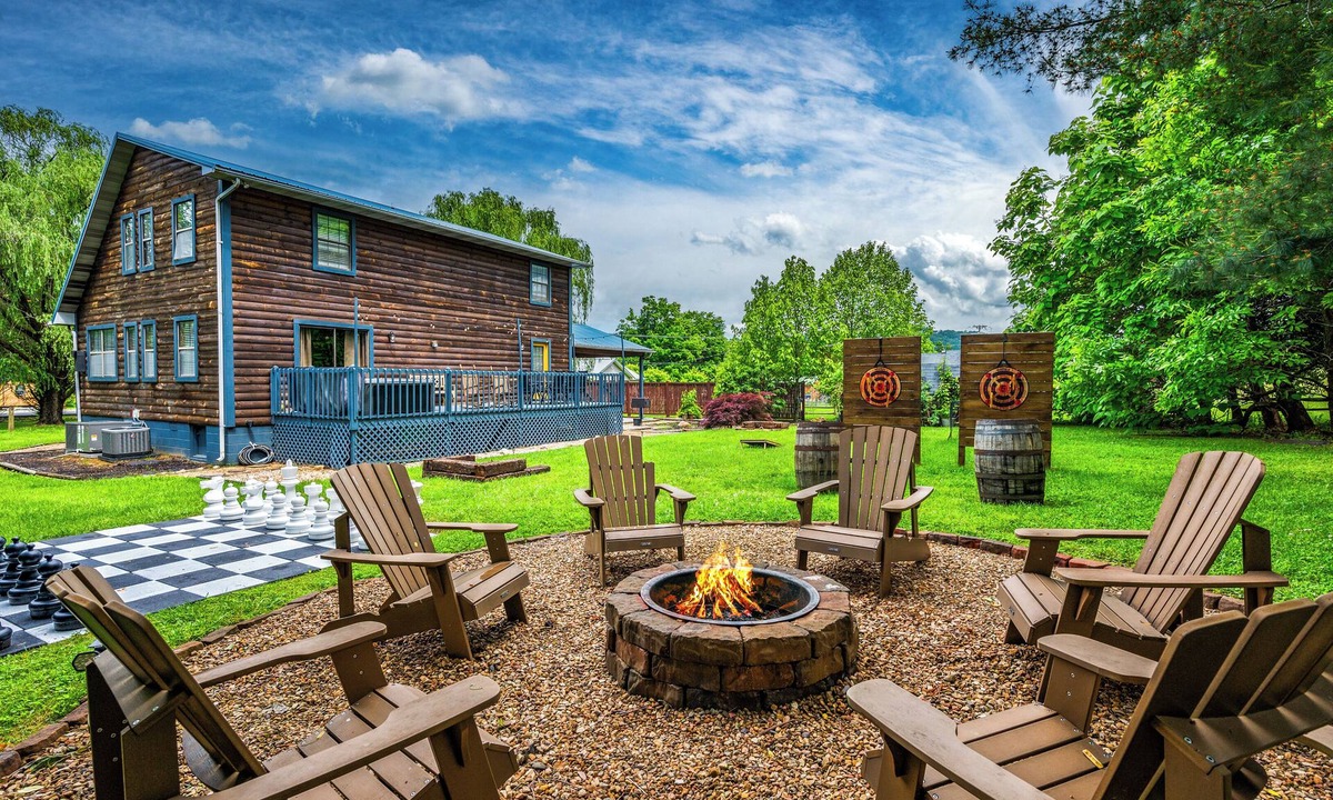 Wears Valley Cabin | Modern 4-bedroom Cabin w/Hot Tub/Game Room/Fire Pit/Backyard