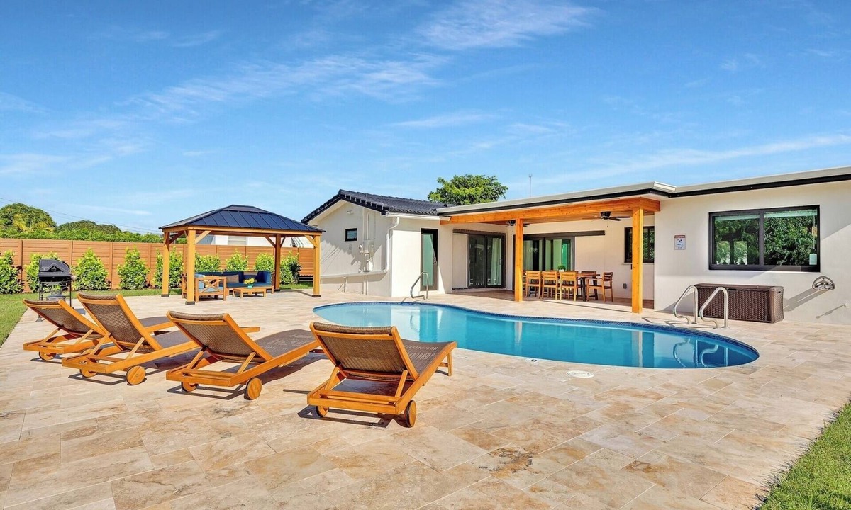 Hollywood Hills Villa | Modern 4BR Villa, Spacious Outdoor Heated Pool BBQ