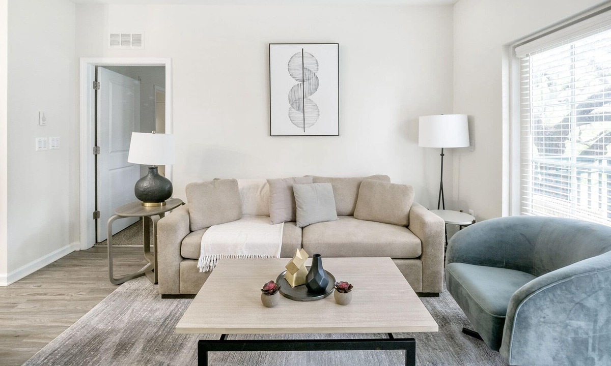 Charleston Apartment | Modern Apartment in Prime Location (ID1367X336)