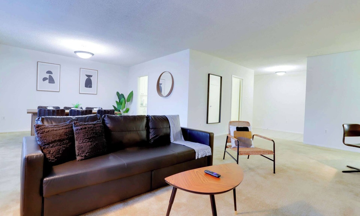 Aurora Highlands Apartment | Modern Apt W Business Space & Gym