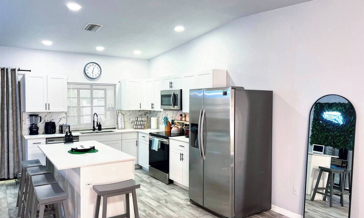 Lochmoor Waterway Estates House | Modern Comfort: Spacious Home, Garden Viewnn