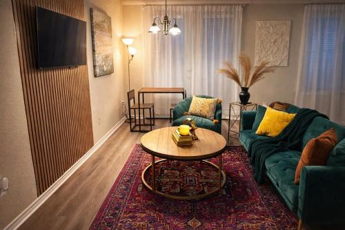 Downtown Memphis Apartment | Modern Condo Prime Area 1 min to Beale Street Gated Parking