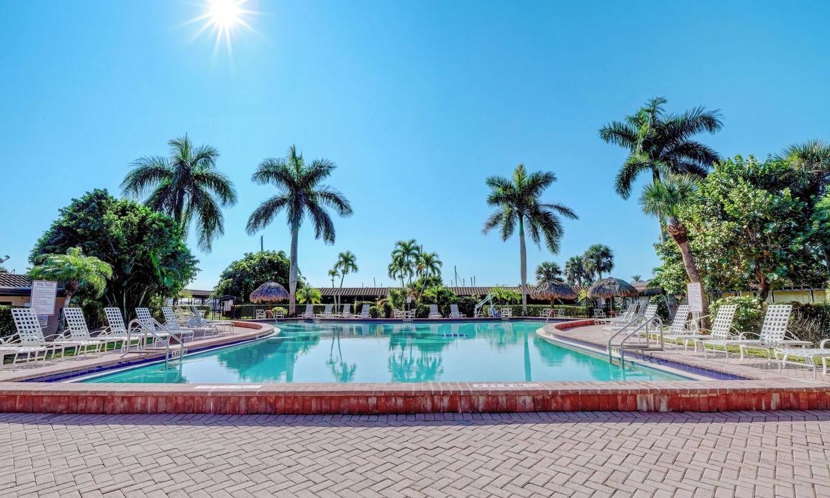 Naples Hotel | Modern Double Room with Wi-Fi, Parking & Amenities