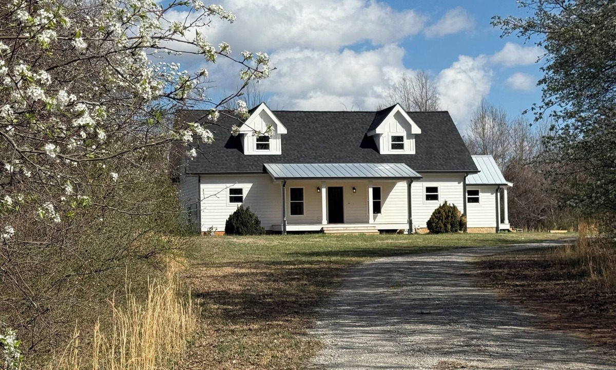 McMinnville House | Modern Farmhouse on 7 Riverfront Acres