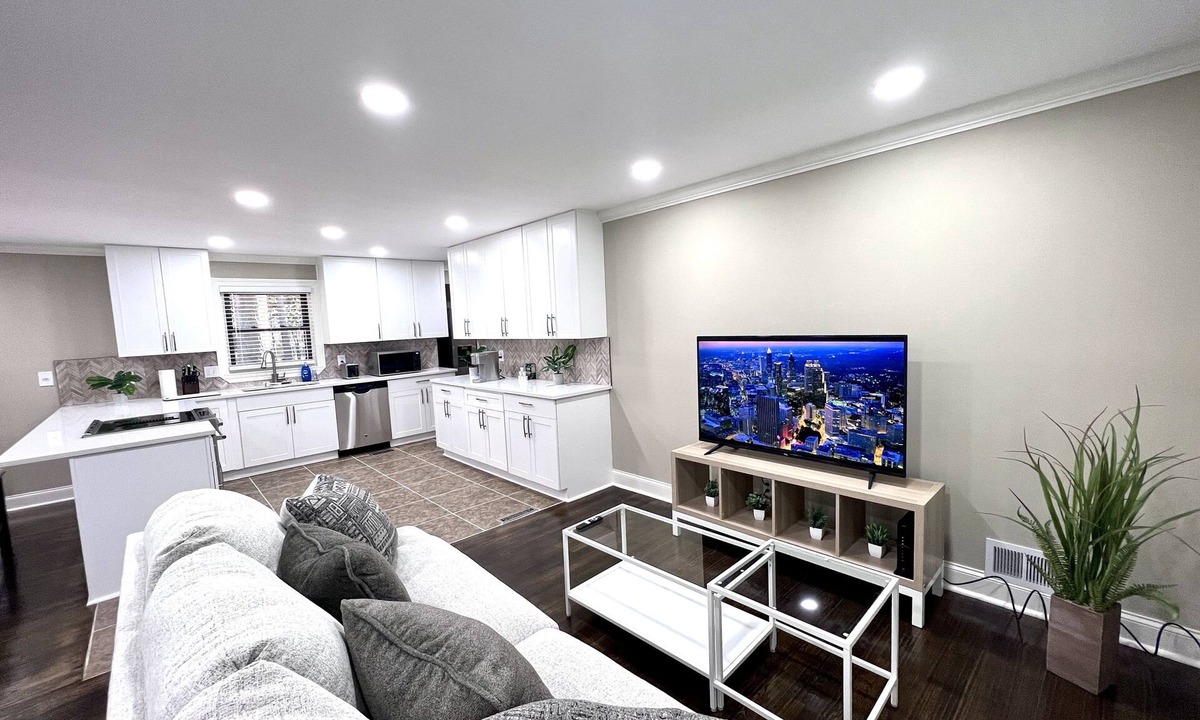 Decatur House | Modern Fresh Remodel 4BR 3Bath 2 En-Suites Super Convenient Sleeps 12 Pets OK!