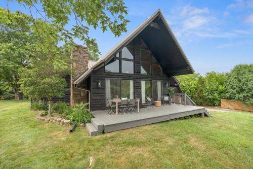 Leicester House | Modern Mountain Cabin by AvantStay Hot Tub